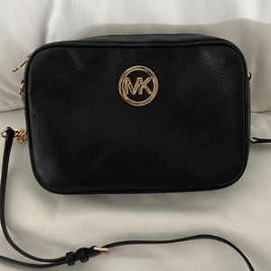 MUST GO ASAP MOVING SALE Michael KORS crossbody bag leather